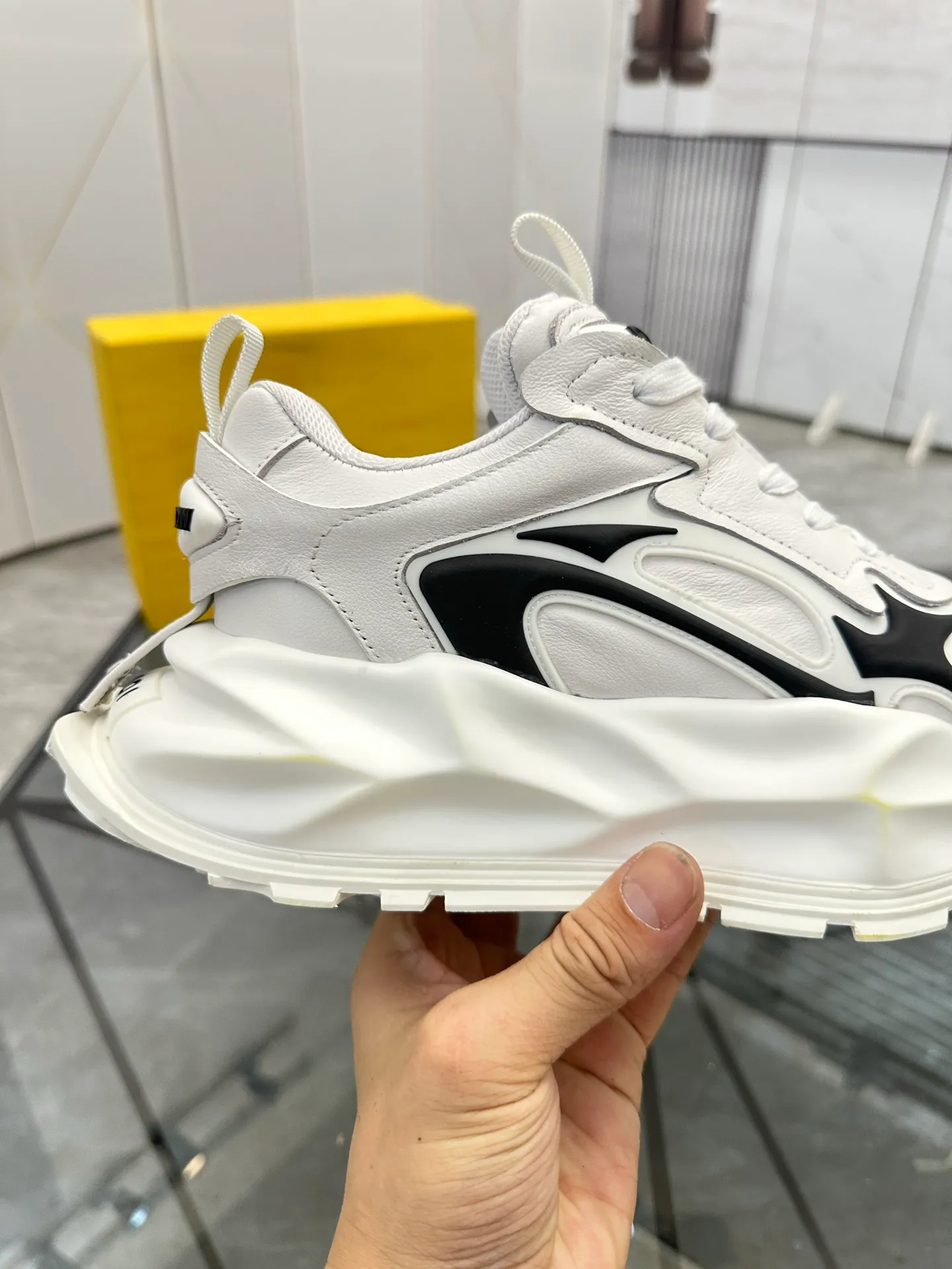 Men's shoes: 💰P580¥ Product trademark: Fendi* "Fendi*" low-top sports shoes Regular size: 39-44 (can be customized to 38.45.46) Product material: imported cowhide upper, breathable lining, original outsole. No.: 0008